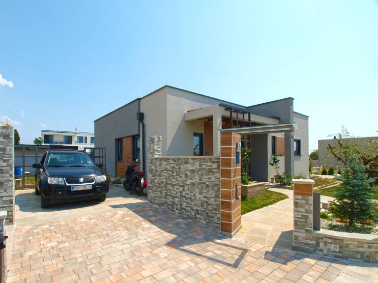 Vacation home with pool, patio & barbeque — photo 4