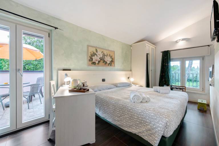 Villa 'La Baia' with Private Terrace, Wi-Fi and Air Conditioning in Gardone Riviera