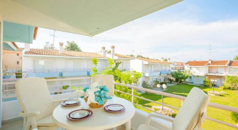 Holiday apartment with yard & patio in Sithonia