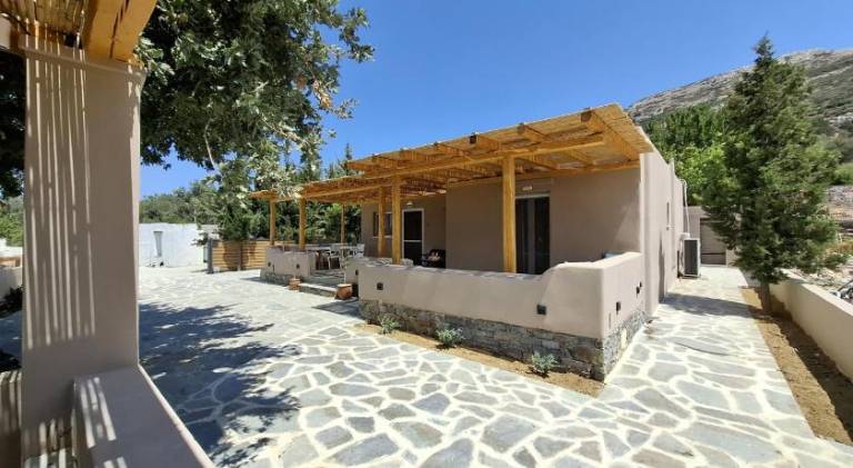 Villa with hot tub, patio & barbeque — photo 4