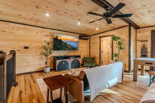 New Modern Cabin Hot Tub Epic Deck Pets — photo 2