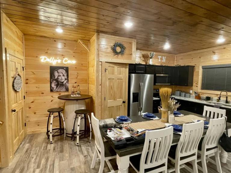 Modern 5 bedroom cabin close-Dollywood game room — photo 5