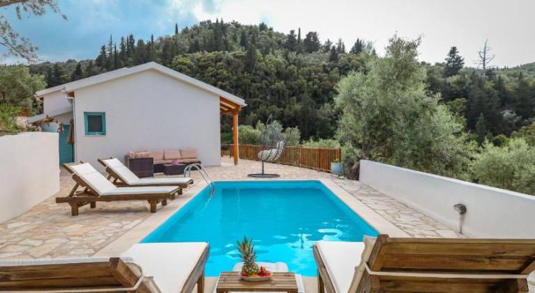 Villa with yard, barbecue & private pool — photo 3