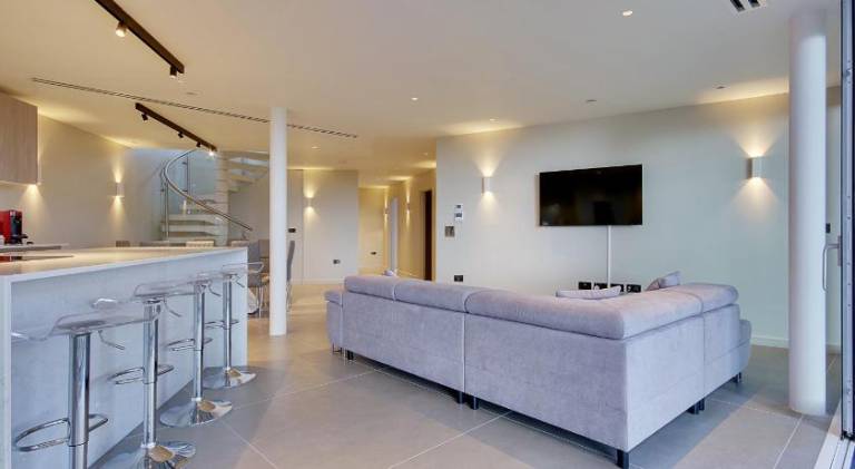 Luxury 3bd penthouse with roof terrace and hot tub — photo 4