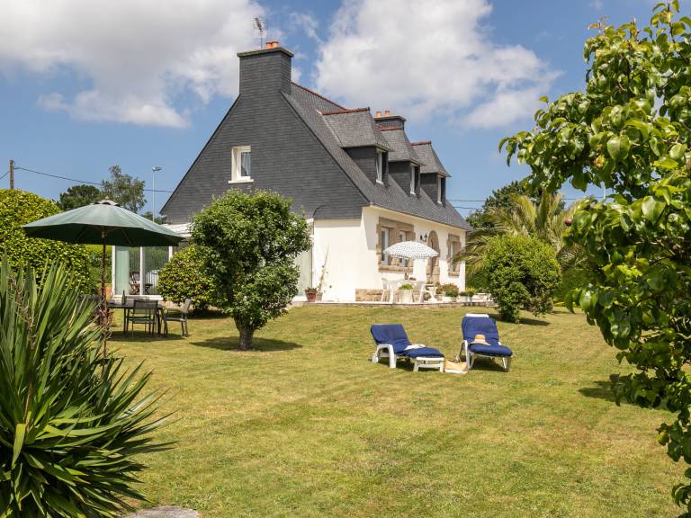 House with BBQ, garden & patio — photo 2