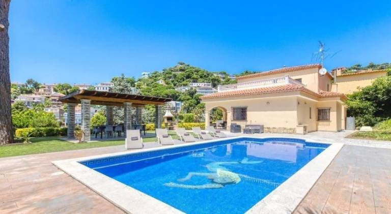 Villa with barbeque, yard & patio in Lloret de Mar