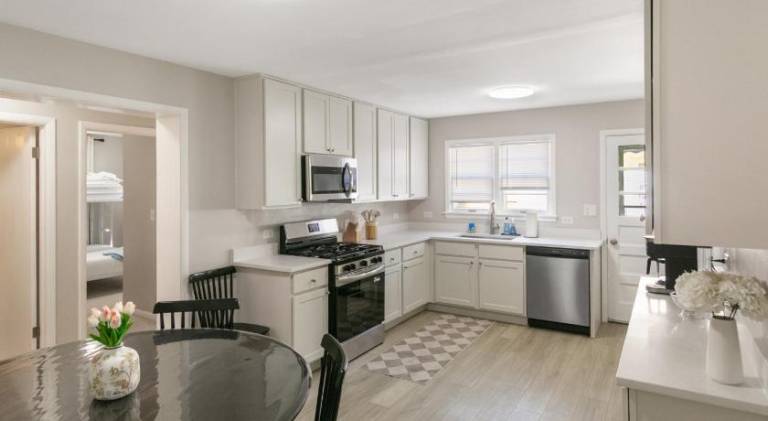 Spacious New 5 Bed Family Retreat Near Naval Base in Waukegan, IL