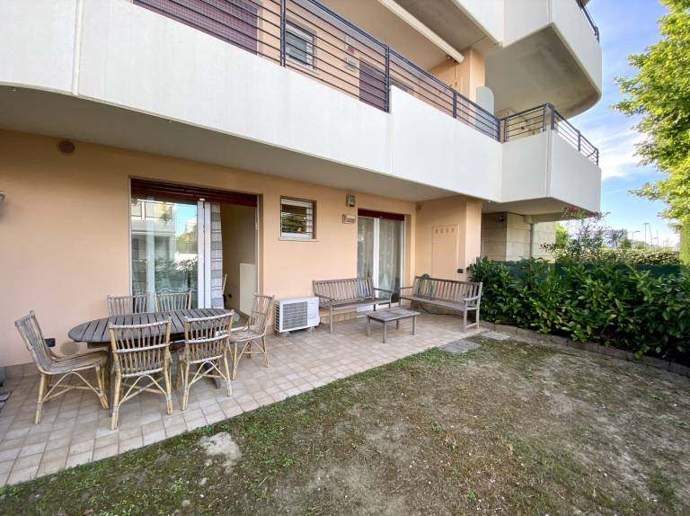 Holiday apartment with yard — photo 2