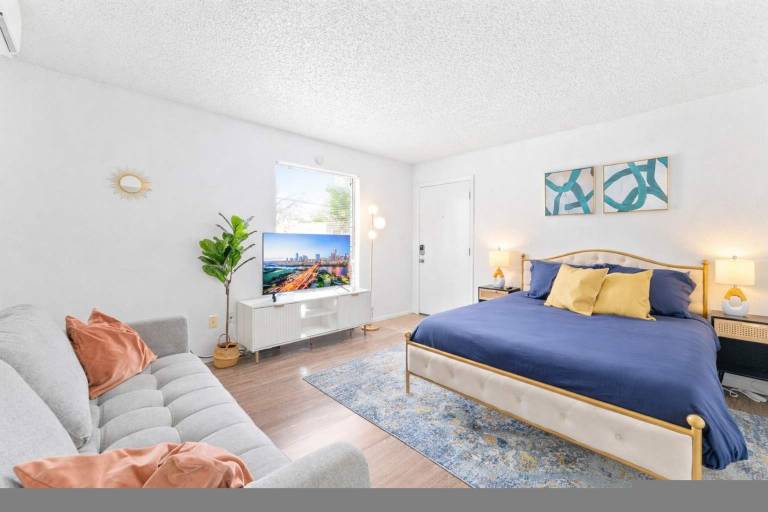 Prime West Downtown studio w washer&dryer