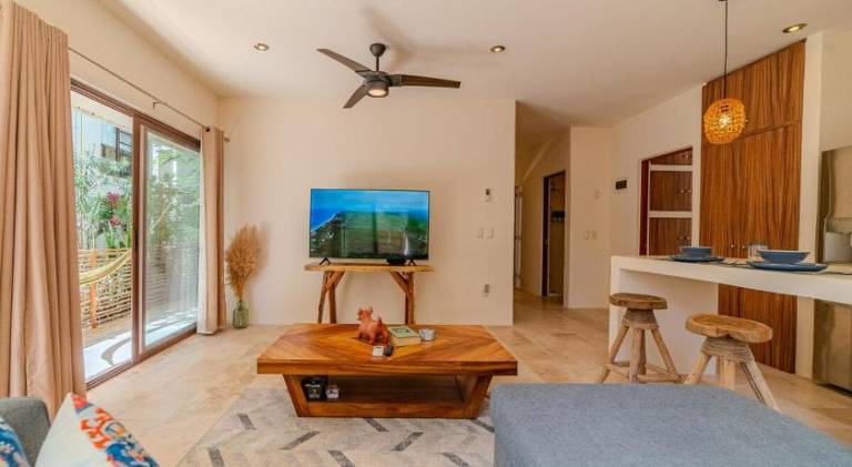 Modern Condo with Pool Fast Wifi Perfect — photo 2