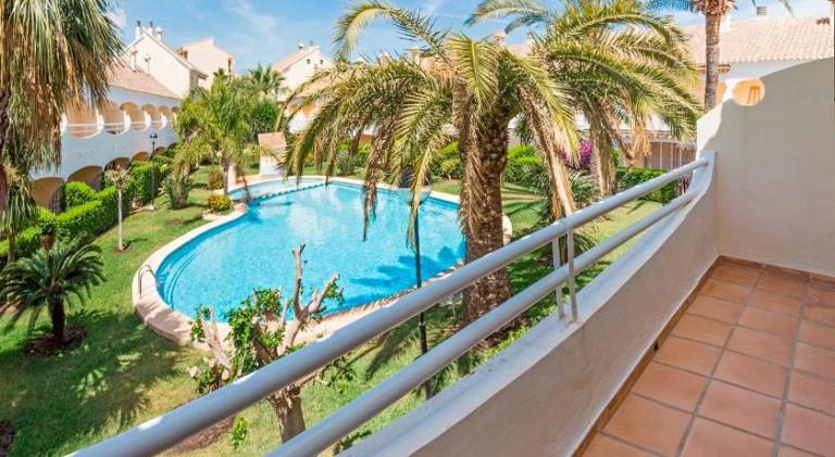 Holiday apartment with terrace, yard & pool — photo 3