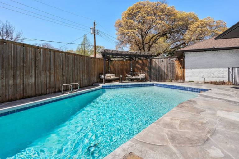 Vacation home with pool | Dogs allowed in Dallas, TX