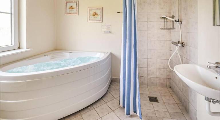 Vacation home with pool & hot tub | Pet-friendly — photo 4