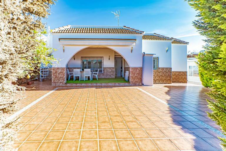 Villa with terrace, BBQ & yard — photo 2