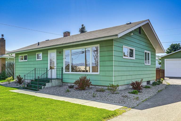 Walk to Flathead Lake Airy Home w Mtn Views