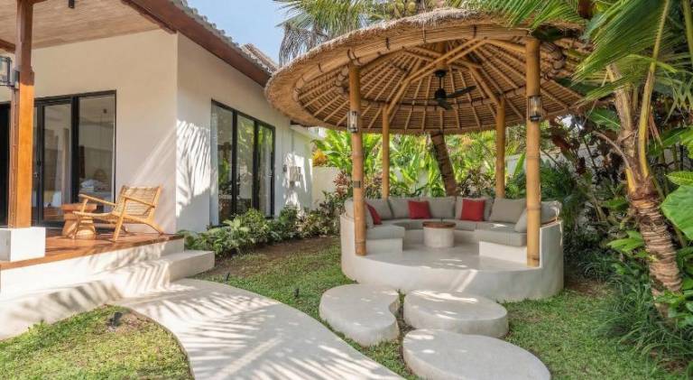 Villa with pool — photo 4