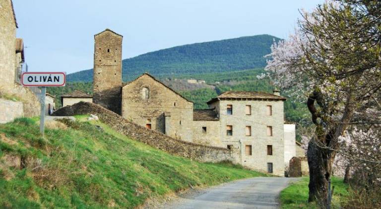 House with 3 rooms for 6 persons in Huesca