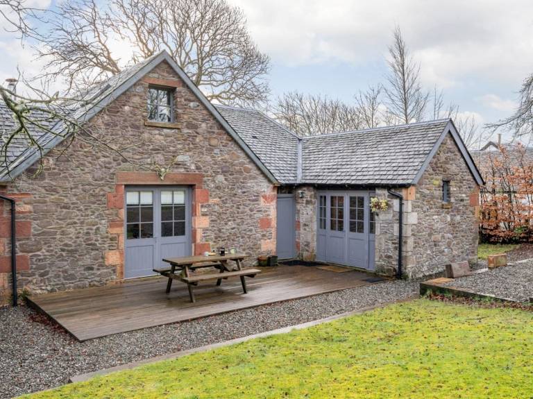Cottage with BBQ, garden & patio — photo 4