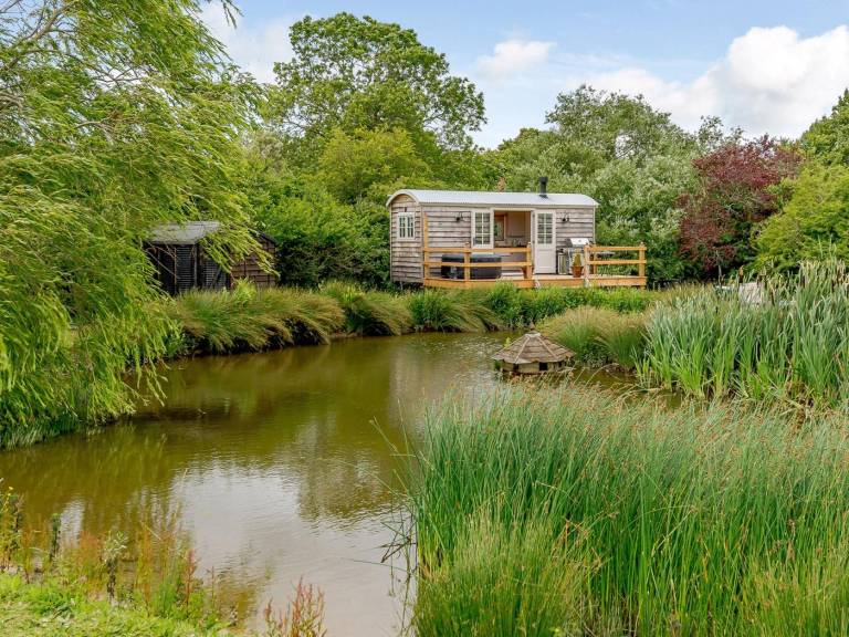 Cottage with garden & hot tub | Water view | Pet-friendly in Aylesbury