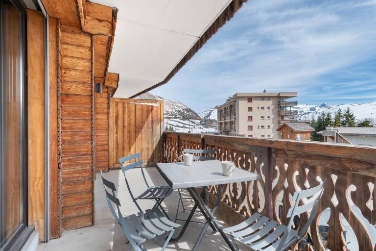 Cozy 52m² Apartment A - Ski-in/Ski-out Access, Balcony & Wi-Fi in Alpe d'Huez in Huez
