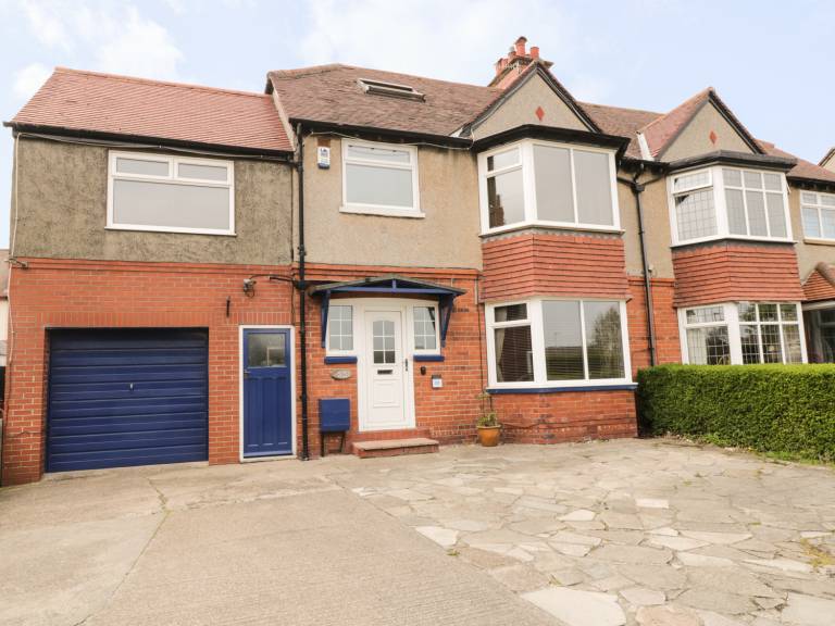 Cottage with garden | Beach view in Scarborough