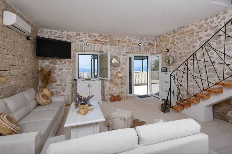 Villa with patio, yard & barbeque | City view — photo 2