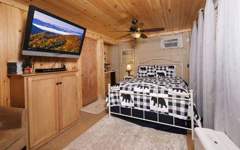 Karen's Cozy Cottage - Close to downtown Gatlinburg! — photo 4
