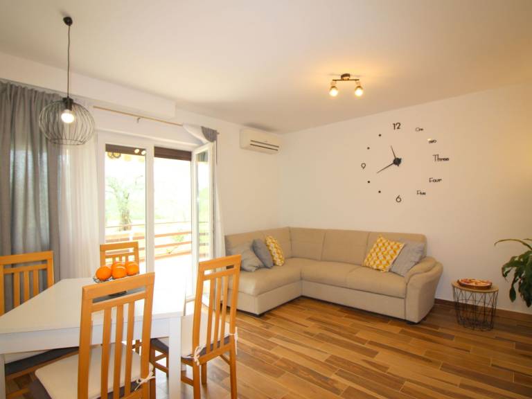 Holiday apartment with barbeque, terrace & yard — photo 2