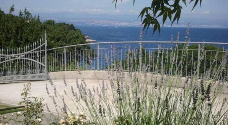 Nice apartment with yard, barbecue & terrace | Next to the beach | Pet-friendly in Lovran