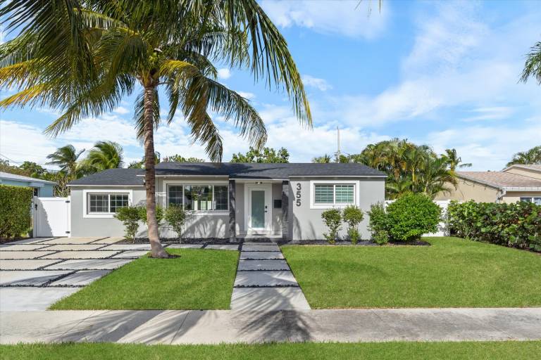 House with yard in West Palm Beach, FL