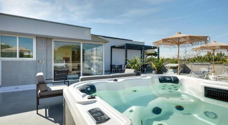 Serviced apartment with jacuzzi, yard & terrace — photo 4