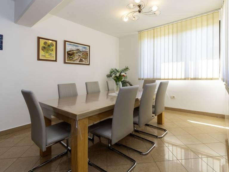 Fully equipped pleasant rental apartment with private pool, barbeque & yard | Nature view | Pets allowed — photo 3