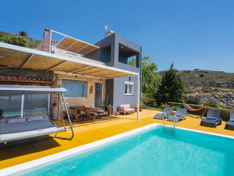 Fully equipped house with barbeque, private pool & patio | Pets allowed — photo 2