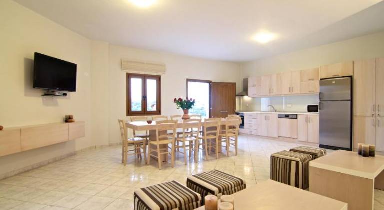 Villa with barbecue, patio & private pool — photo 2