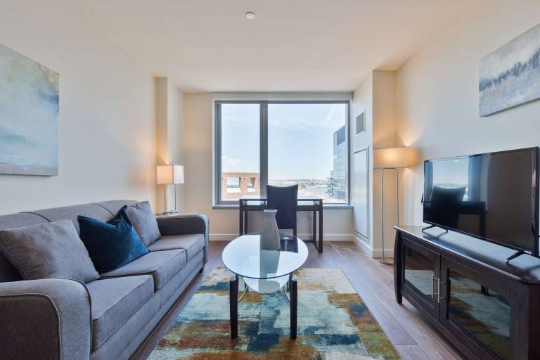 Child-friendly lovely apartment with pool & BBQ | Close to Boston Massacre | Good for workation | Pet-friendly — photo 3