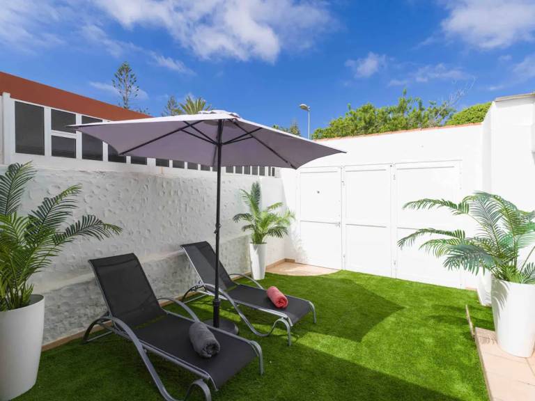 Vacation Apartment 'Amplio Apartamento En El Centro' with Private Terrace, Private Garden and Wi-Fi — photo 2