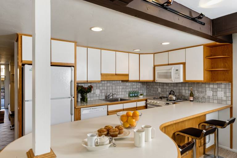 Family-friendly lovely condo with terrace & private pool | Close to the ski | Pet-friendly — photo 3