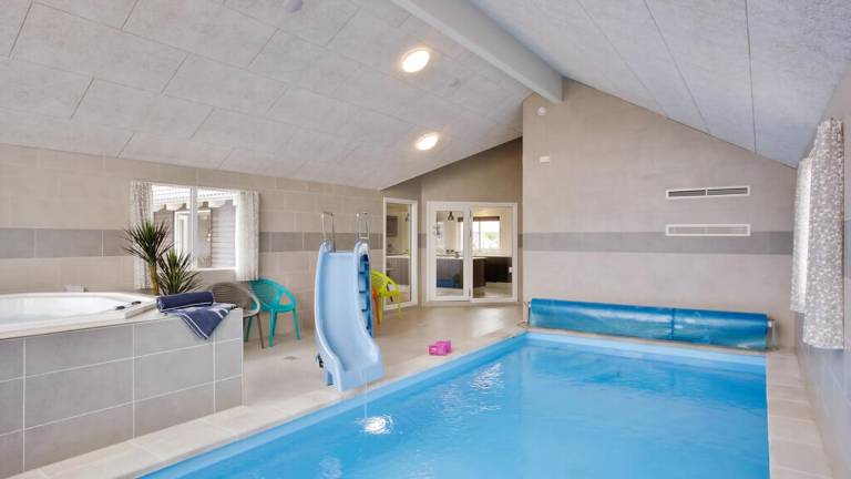 Vacation home with private pool, jacuzzi & yard — photo 5
