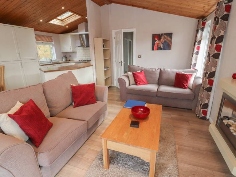 Family-oriented pleasant cottage with pool, jacuzzi & yard | Pet-friendly — photo 3