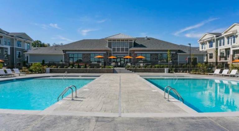 Boulevard Stays Stylish 3BR Getaway Pool Gym Access & Free Parking — photo 3