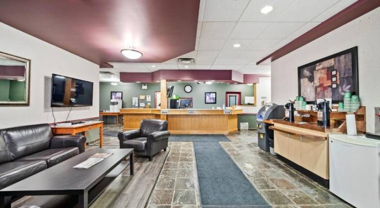 Guest House Inn & Suites — photo 4