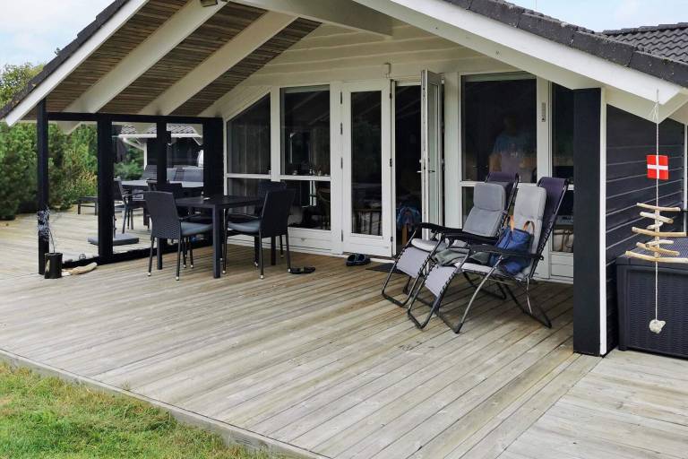 Vacation home with terrace & sauna — photo 3