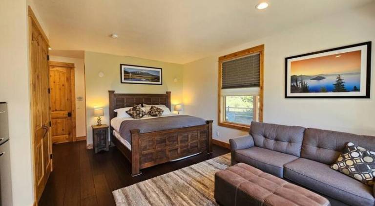 Beautiful Riverfront Near Mt Bachelor with Hot Tub — photo 2
