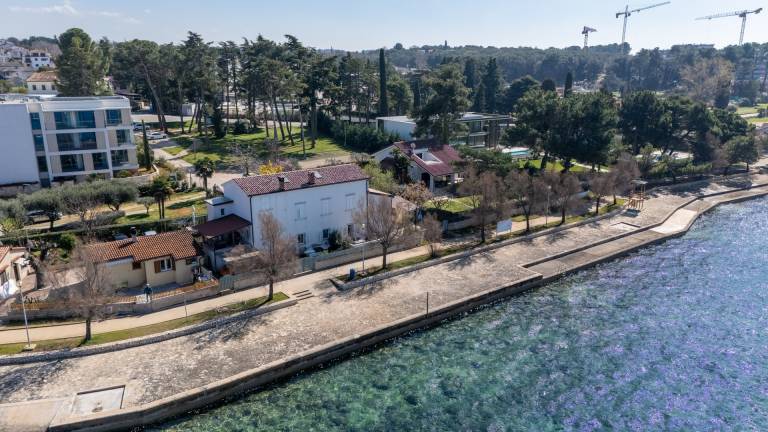 Vacation home with grill, yard & terrace | Sea view in Porec