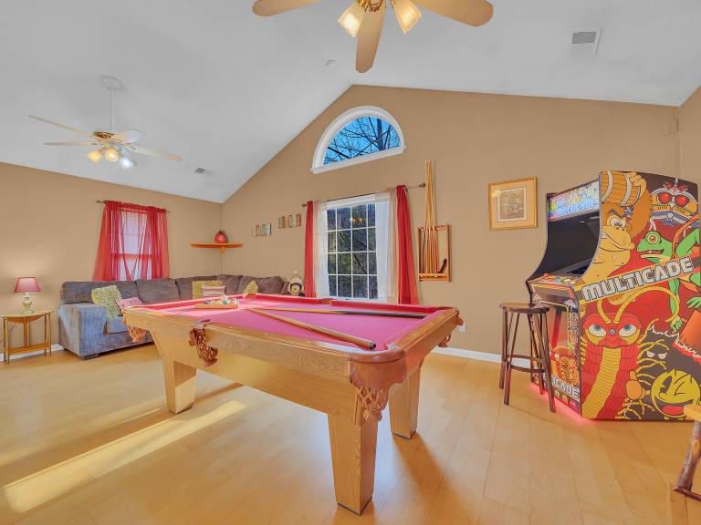 Pool Table Pet Friendly Hot Tub Arcade WiFi — photo 3
