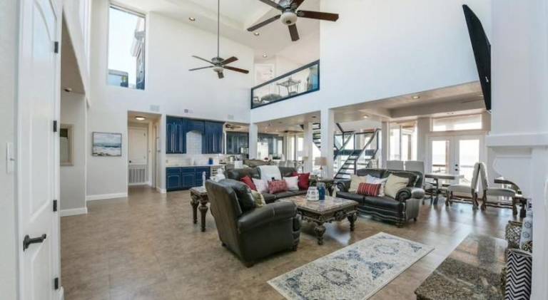 The Estate - Enormous beachfront home with panoramic ocean views — photo 5