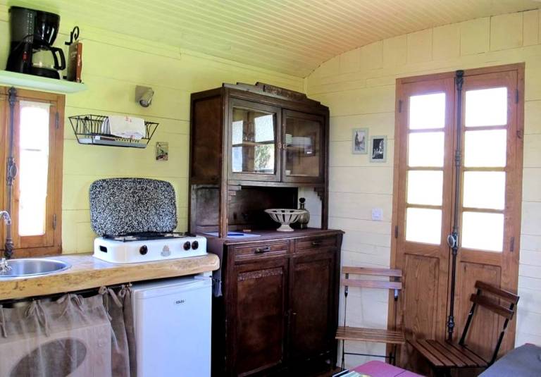 Delightful Caravan Rental with a Shared Pool for a Fabulous Vacation near Carcassonne, France — photo 3