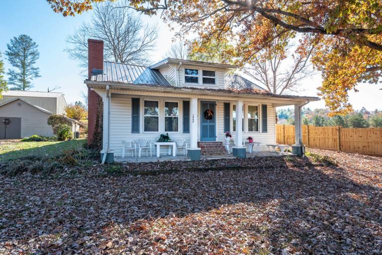 Vacation home with yard — photo 4