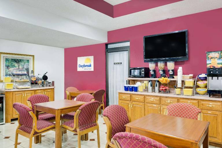 Days Inn & Suites by Wyndham Starkville — photo 4