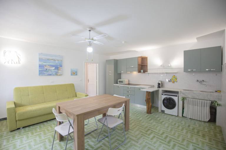 Located on the ground floor, it consists of a living room with kitchenette and sofa bed, a double be — photo 4